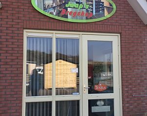 Ingang van lokale winkel bij Chaletpark Bregkoog, De Koog, Texel, voor boodschappen.