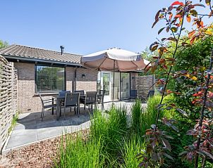 Ontspan op het terras van vakantiehuis Hoog Koog 19 in Bungalowpark Hoog Koog, De Koog, Texel.