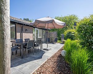 Schaduwrijke zithoek op het terras van vakantiehuis Hoog Koog 19, Bungalowpark Hoog Koog, De Koog, Texel.