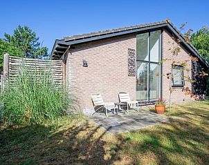 Rustige tuin bij vakantiehuis Hoog Koog 19 in Bungalowpark Hoog Koog, De Koog, Texel, Waddeneilanden.