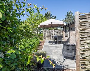 Privterras met parasol bij vakantiehuis Hoog Koog 19 in Bungalowpark Hoog Koog, De Koog, Texel.