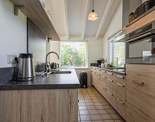 Moderne keuken in vakantiehuis Hoog Koog 19, Bungalowpark Hoog Koog, De Koog, Texel, Waddeneilanden.