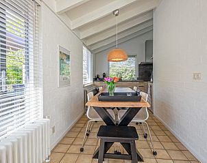 Eetkamer met natuurlijk licht in vakantiehuis Hoog Koog 19, Bungalowpark Hoog Koog, De Koog, Texel.