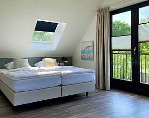Lichte slaapkamer met balkon in 6 Pers.Landhuis de Luxe Eldorado Texel, Texel.