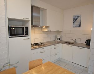 Volledig uitgeruste keuken in Appartement Kerckeland 24, De Koog, Texel met ruime werkbladen en eetruimte.