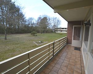 Ruim balkon van Appartement Kerckeland 24, De Koog, Texel met uitzicht op groene omgeving en frisse lucht.