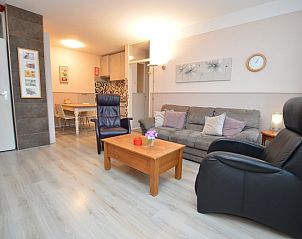 Offenes Wohnzimmer und Kche im Apartment Kerckeland 70, De Koog, Texel mit moderner Einrichtung.