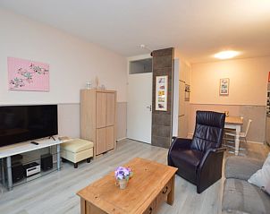 Gerumiges Wohnzimmer im Appartement Kerckeland 70, De Koog, Texel mit Flachbildfernseher und bequemen Mbeln.