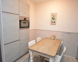 Essecke im Apartment Kerckeland 70, De Koog, Texel mit Holztisch und modernen Kchengerten.