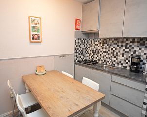 Kompakte Kche im Appartement Kerckeland 70, De Koog, Texel mit stilvollen Fliesen und Essecke.