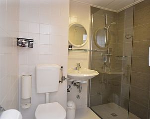 Modernes Badezimmer im Apartment Kerckeland 70, De Koog, Texel mit Dusche und Waschbecken.