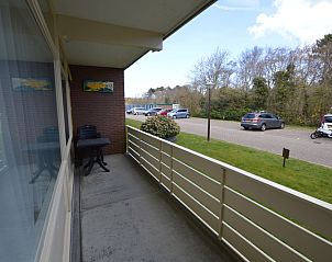 Balkon des Appartements Kerckeland 70, De Koog, Texel mit Blick auf Grnflchen und Parkplatz.