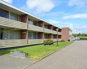 Auenbereich des Appartements Kerckeland 70 in De Koog, Texel mit groen Balkonen und grner Umgebung.