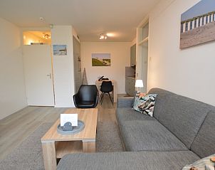 Open woonkamer in Appartement Kerckeland 106, De Koog, Texel met toegang tot keuken en eetruimte.