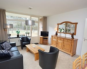 Lichte leefruimte in Appartement Kerckeland 28, De Koog, Texel, met grote ramen en een uitnodigende sfeer.