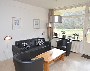 Stijlvolle zitkamer van Appartement Kerckeland 28, De Koog, Texel, met moderne inrichting en veel natuurlijk licht.