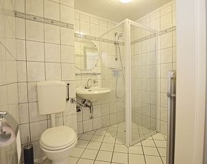 Stijlvolle badkamer in Appartement Kerckeland 28, De Koog, Texel, met douche en moderne voorzieningen.