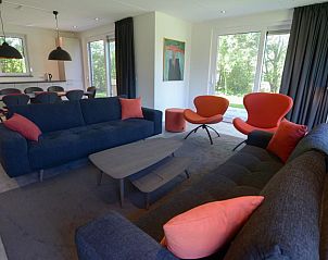 Comfortable sitting area in 06 - Razende Bol - allotment vacation home in De Koog, Texel with garden view.