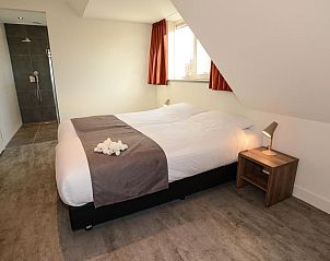 Bedroom with ensuite bathroom in 06 - Razende Bol - allotment vacation home in De Koog, Texel.