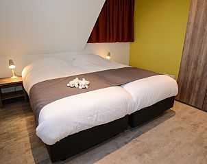 Bright bedroom in 06 - Razende Bol - allotment vacation home in De Koog, Texel with modern furniture.