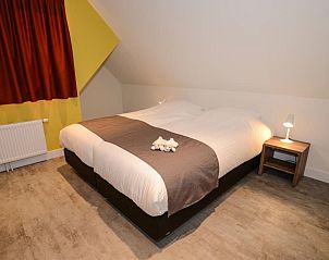 Spacious bedroom in 06 - Razende Bol - allotment vacation home in De Koog, Texel with comfortable bed.