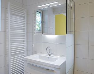 Bright bathroom with sink in 06 - Razende Bol - allotment vacation home in De Koog, Texel.