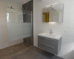 Stylish bathroom with walk-in shower in 06 - Razende Bol - allotment vacation home in De Koog, Texel.