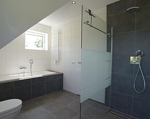 Modern bathroom with rain shower in 06 - Razende Bol - allotment vacation home in De Koog, Texel.