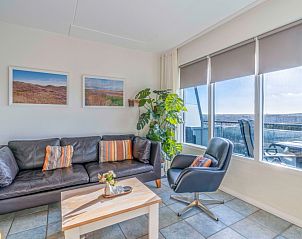 Sitzecke mit Blick auf die Natur im Appartement Juliana 142 Insel- und Meerblick, De Koog, Texel.