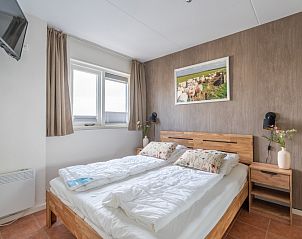 Komfortables Schlafzimmer mit Doppelbett im Appartement Juliana 142 Insel- und Meerblick, De Koog, Texel.