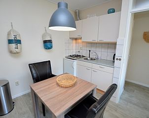 Kompakte Kche im Apartment Kerckeland 78, Ferienhaus in De Koog, Texel, mit modernen Gerten und Essecke.