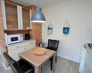 Kche und Essbereich des Apartments Kerckeland 78, De Koog, Texel, mit praktischer Aufteilung und stimmungsvoller Beleuchtung.