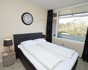 Komfortables Schlafzimmer im Appartement Kerckeland 78, Ferienunterkunft in De Koog, Texel, mit groem Bett und Tageslicht.