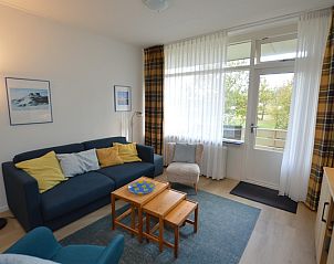 Lichte woonkamer met uitzicht in Appartement Kerckeland 126, gelegen op Texel.