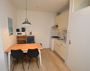 Compacte keuken met eettafel in Appartement Kerckeland 126, De Koog, Texel.