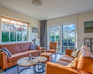 Zonnige woonkamer met terraszicht in Vakantiehuis in De Koog, Texel