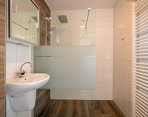 Stijlvolle badkamer met inloopdouche in Vakantiehuis in De Koog, Texel