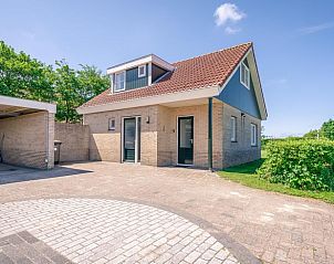 Vooraanzicht met parkeerplaats van Vakantiehuis in De Koog, Texel