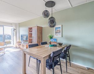 Stijlvolle eetruimte in Appartement Juliana 050 Eiland en Zeezicht, De Koog, Texel met uitzicht op de natuur.