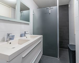 Luxe badkamer met dubbele wastafel in Appartement Juliana 050 Eiland en Zeezicht, De Koog, Texel.