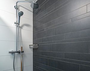 Moderne inloopdouche in Appartement Juliana 050 Eiland en Zeezicht, De Koog, Texel voor ultiem comfort.