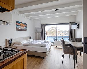 Twee persoons studio tweede etage in De Koog Texel met uitzicht op balkon en moderne inrichting.