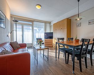 Ruime eetkamer in Motel Texel Appartement met bad, De Koog, Texel, ideaal voor gezellige maaltijden met familie of vrienden.