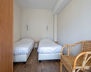 Comfortabele slaapkamer in Motel Texel Appartement met bad, De Koog, Texel, met twee eenpersoonsbedden en een rustgevende sfeer.