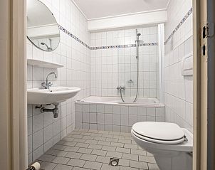 Moderne badkamer in Motel Texel Appartement met bad, De Koog, Texel, voorzien van ligbad en alle gemakken.