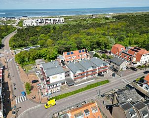 Luchtfoto van Motel Texel Appartement met bad, De Koog, Texel, omgeven door prachtige natuur en dicht bij de kust.