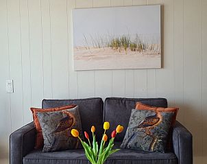 Stijlvolle zithoek in Motel Texel Appartement (Y), De Koog, Texel met comfortabele bank en decoratieve kussens.