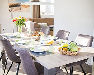 Esszimmer in Stappeland - IJsvogel Ferienhaus De Koog Texel mit gedecktem Tisch.