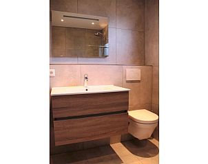 Modernes Badezimmer in Stappeland - IJsvogel Ferienhaus De Koog Texel mit Waschbecken.