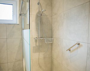 Begehbare Dusche in Stappeland - IJsvogel Ferienhaus De Koog Texel mit Glaswand.